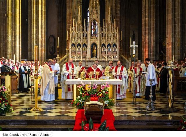 Arcibiskup bol v Prahe pri vítaní rakvy s kardinálom Beranom
