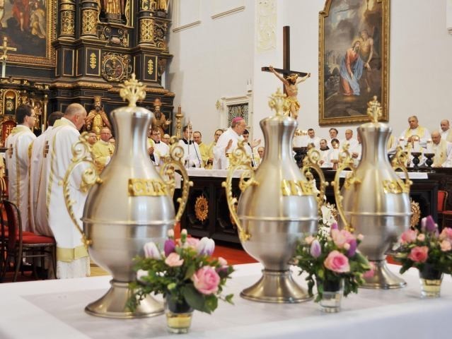 Arcibiskup predsedal omši svätenia olejov v katedrále