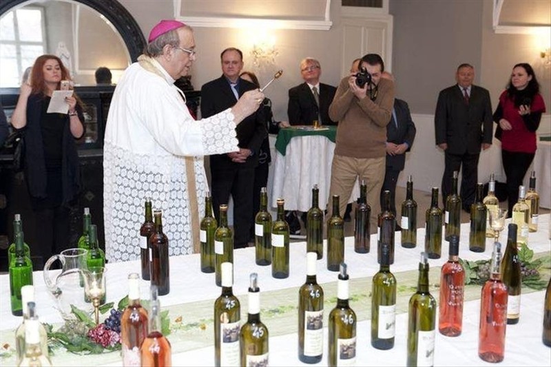 Trnavský arcibiskup Orosch požehnal desiatky mladých vín