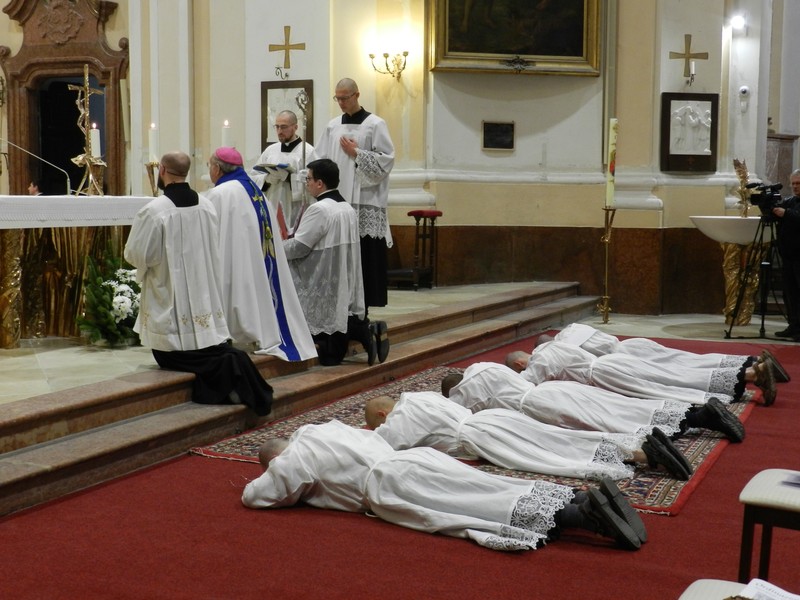V Komárne arcibiskup Orosch vysvätil troch kňazov a dvoch diakonov
