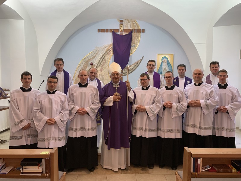 Trnavský arcibiskup udelil seminaristom ministérium akolytátu