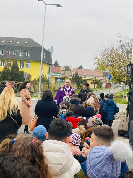 Na cirkevnej škole v Dunajskej Strede požehnali adventné vence