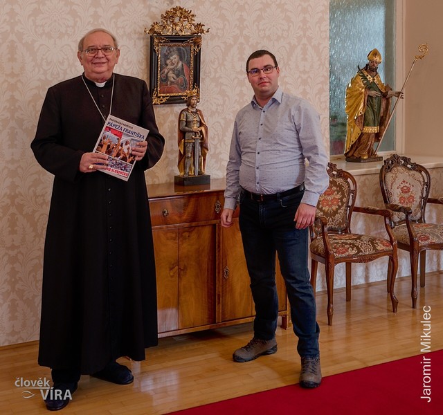 Návštevu pápeža Františka na Slovensku zvečnila fotokniha spoločenstva Člověk a Víra