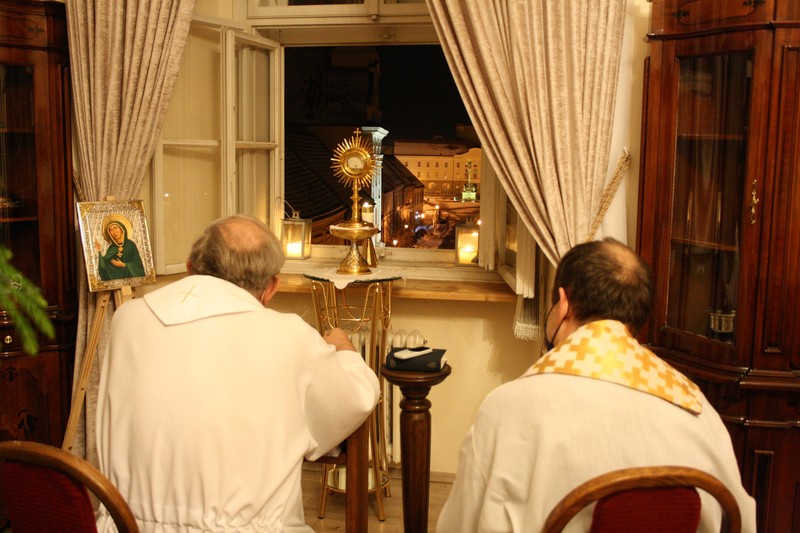 Polnočné eucharistické požehnanie bude vysielané naživo