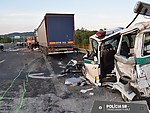 Trnavský arcibiskup Ján Orosch sa modlí za obete nehody na diaľnici D1
