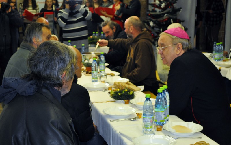 Ľudia bez domova z Trnavy oslávili Vianoce štedrou večerou