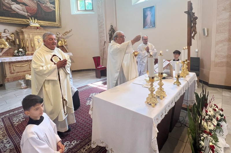 V Trsticiach a v Šoporni prijalo 98 birmovancov sviatosť birmovania