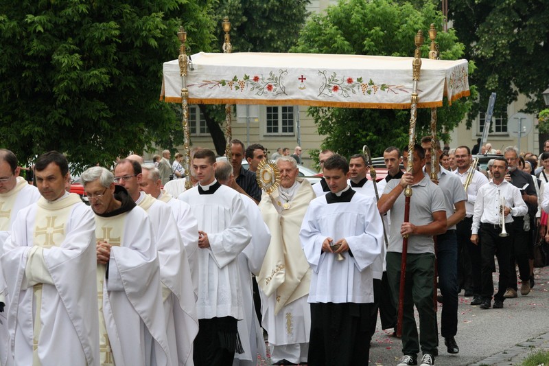 Trnavčania dnes v uliciach mesta oslávili sviatok Božieho tela