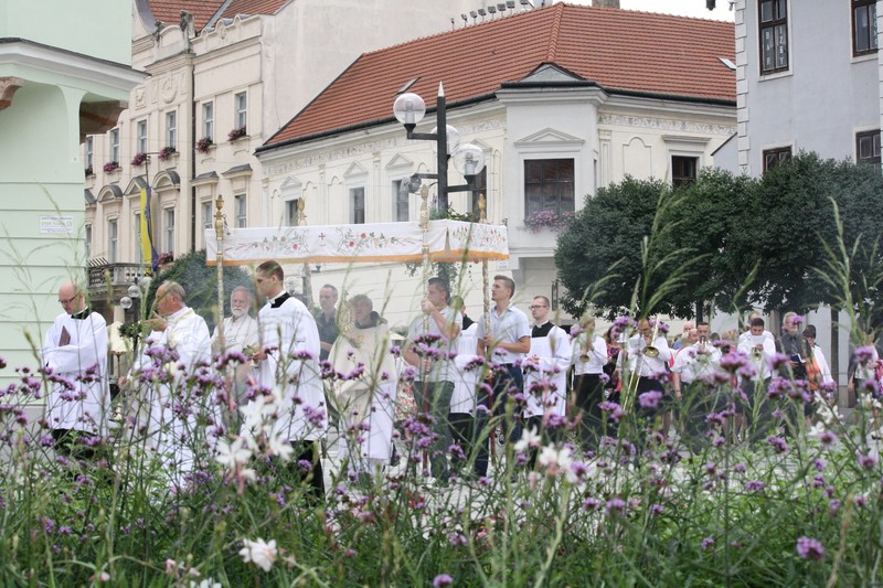 Slávnosť Božieho Tela oslávia veriaci s arcibiskupom procesiou