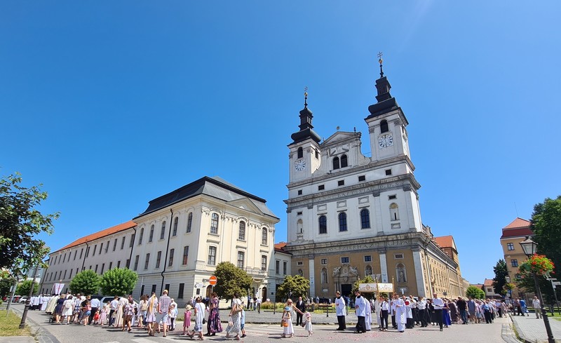 Trnava počas procesie prijala požehnanie živého Krista v Eucharistii