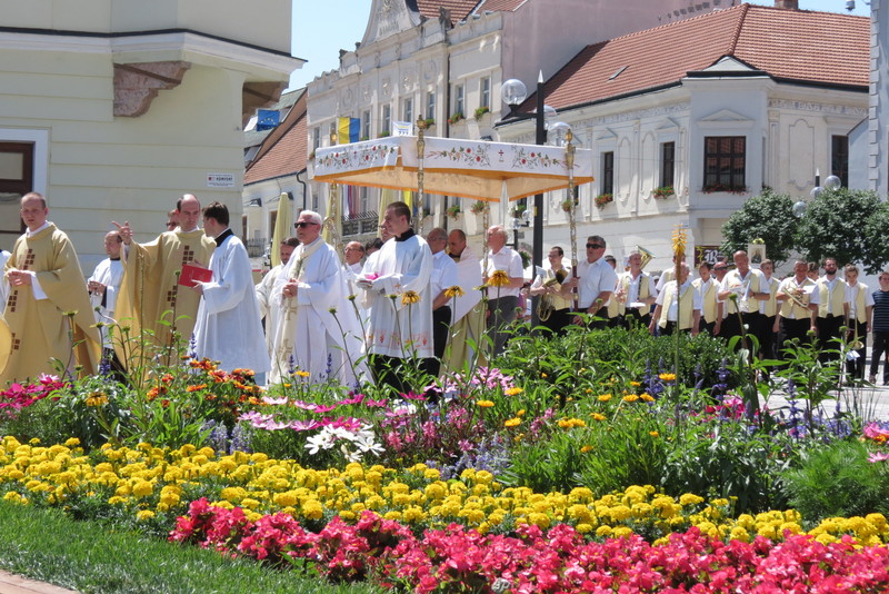 V Trnave oslávili Božie telo procesiou ulicami mesta