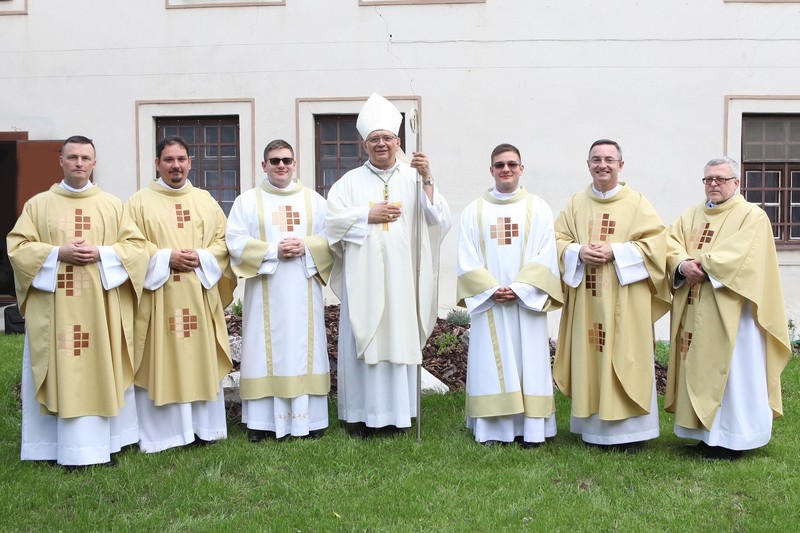 V Galante prijali posvätný rád diakonátu dvaja študenti teológie