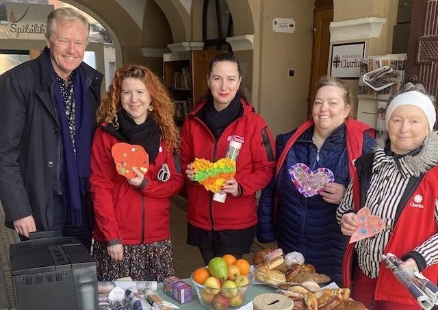 Dobrovoľníci Trnavskej arcidiecéznej charity potešili ľudí srdiečkami