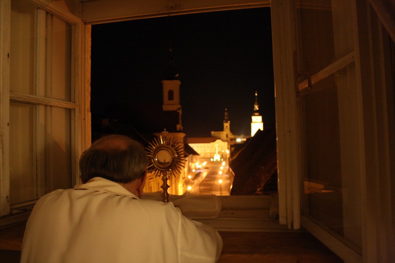 Arcibiskup Orosch pravidelne o polnoci udeľuje eucharistické požehnanie