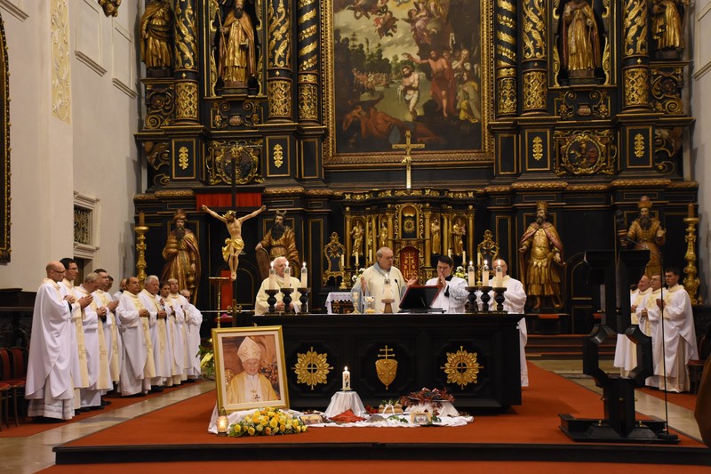 V Trnave spomínali na biskupa Hnilicu v náručí milujúcej Matky