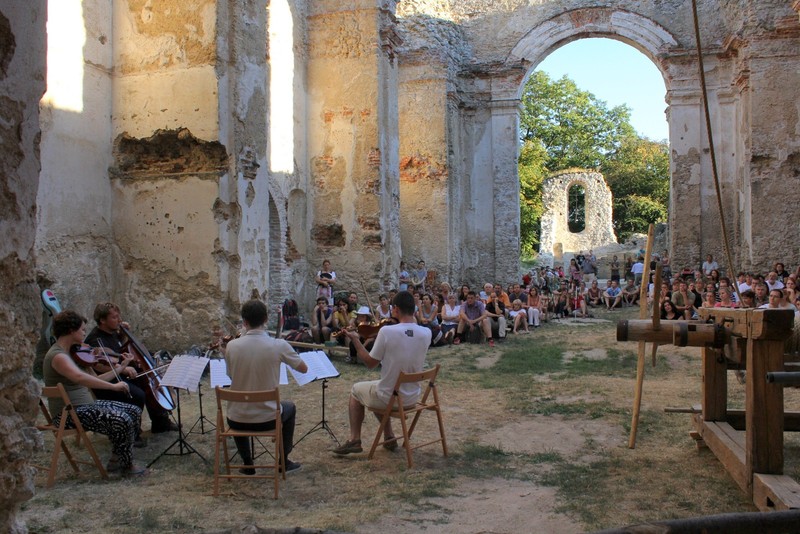 Noc kostolných a kláštorných ruín