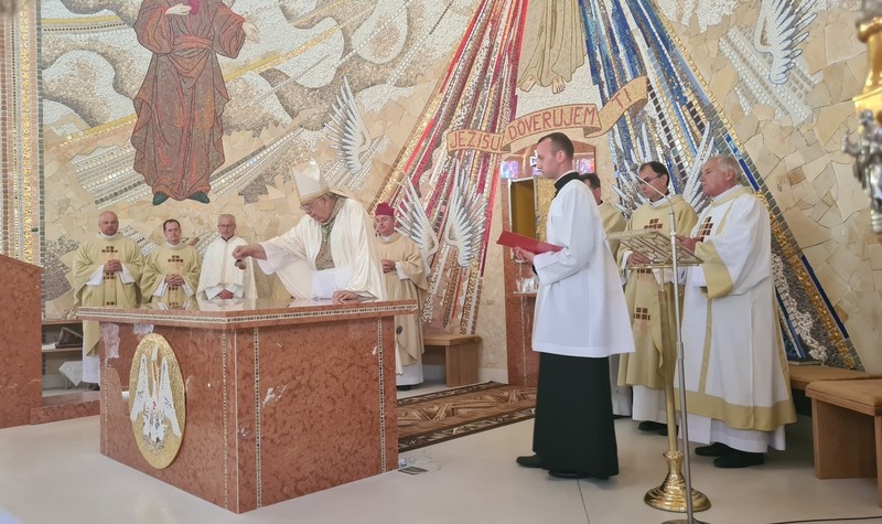 Arcibiskup Orosch konsekroval nový kostol na sídlisku Prednádražie v Trnave