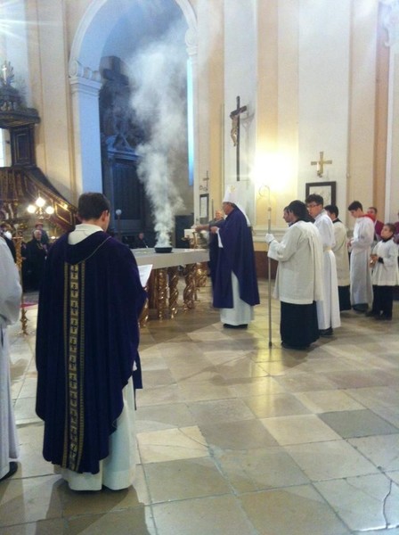 Vo farskom kostole v Komárne konsekrovali nový oltár