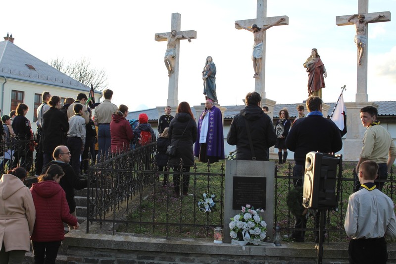 Arcibiskup Ján Orosch viedol pobožnosť skautskej krížovej cesty na Trnavskej kalvárii