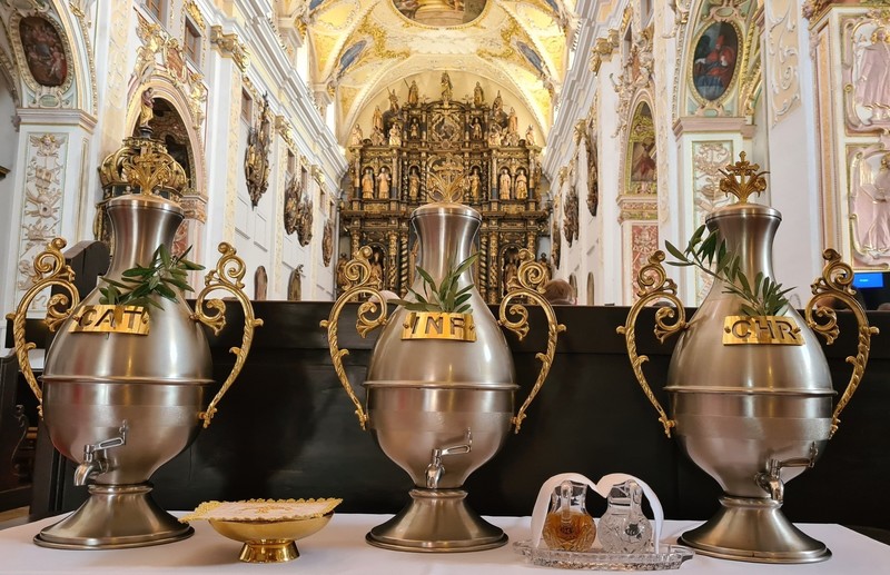 Liturgická komisia KBS pripravila obrad prijatia posvätných olejov vo farnosti