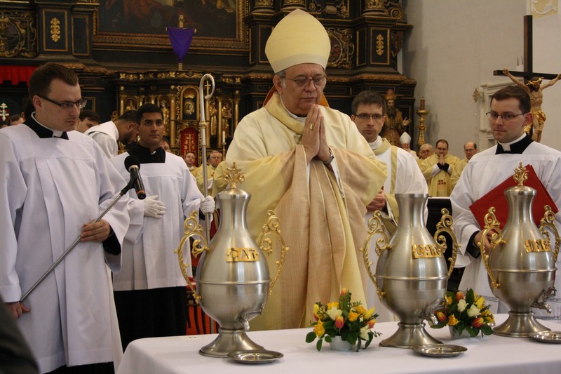 Trnavský arcibiskup Orosch slávil s kňazmi omšu svätenia olejov