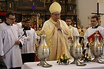 Trnavský arcibiskup Orosch slávil s kňazmi omšu svätenia olejov