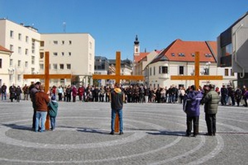 Nesením krížov mestom si pripomenuli smrť Ježiša Krista