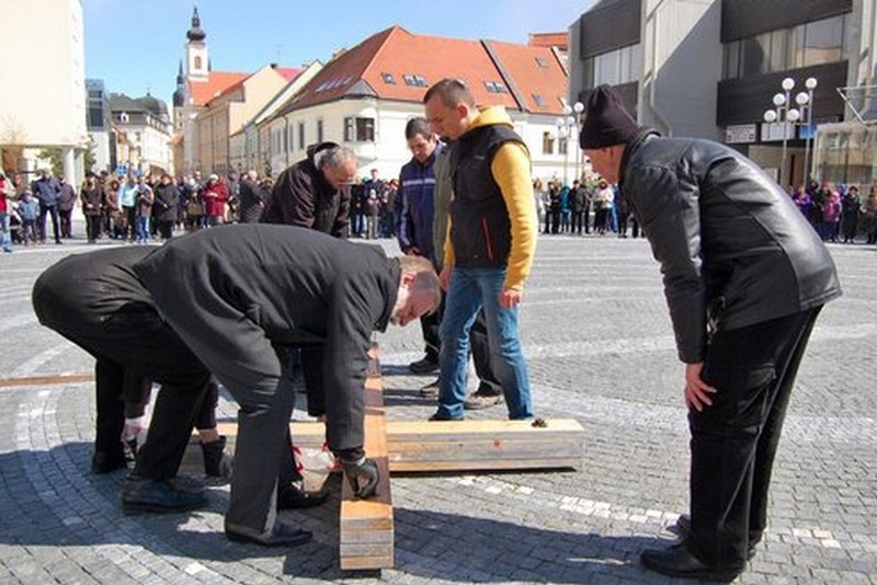 Mestom Trnava na Veľký piatok ponesú kríže