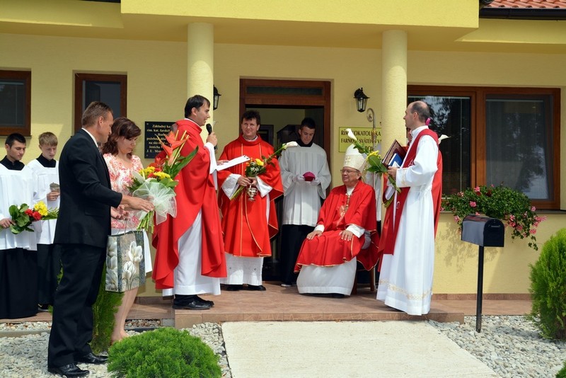 Arcibiskup požehnal novú farskú budovu v Borovciach