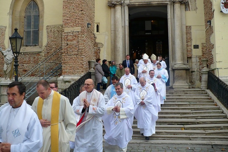 Sv. omšu pre Maďarov celebroval na Novéne biskup z Győru