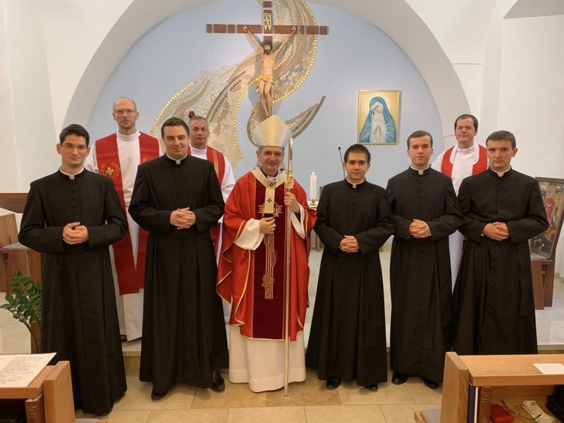 Bohoslovci tretiaci sa obliekli do požehnaných reverend