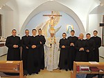 Seminaristi tretiaci sa obliekli do kňazského odevu