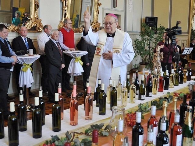 Arcibiskup Orosch požehnal mladé vína v Palárikovom divadle