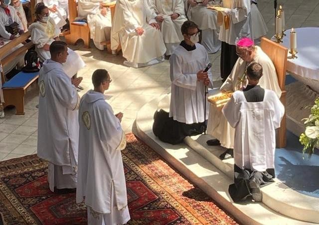 Posvätný rád diakonátu prijali dvaja seminaristi Misijnej spoločnosti sv. Vincenta de Paul