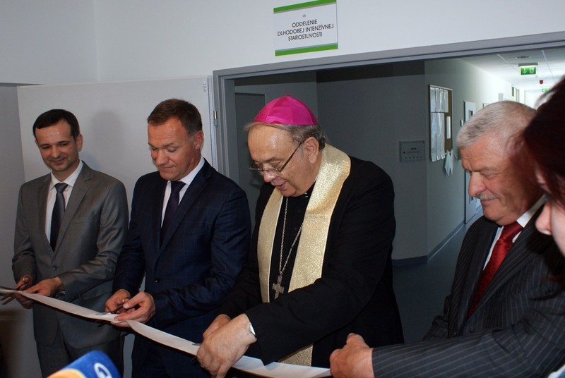Trnavský arcibiskup požehnal nové oddelenie nemocnice