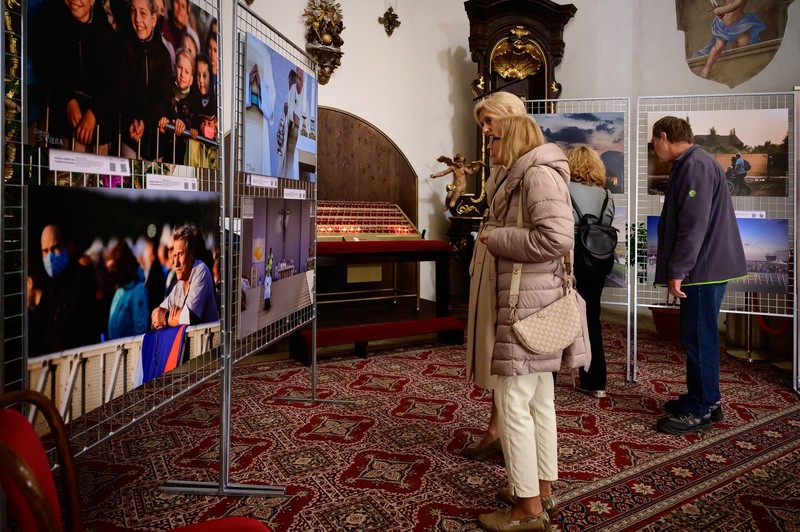 V katedrále otvorili výstavu fotografií z návštevy pápeža Františka