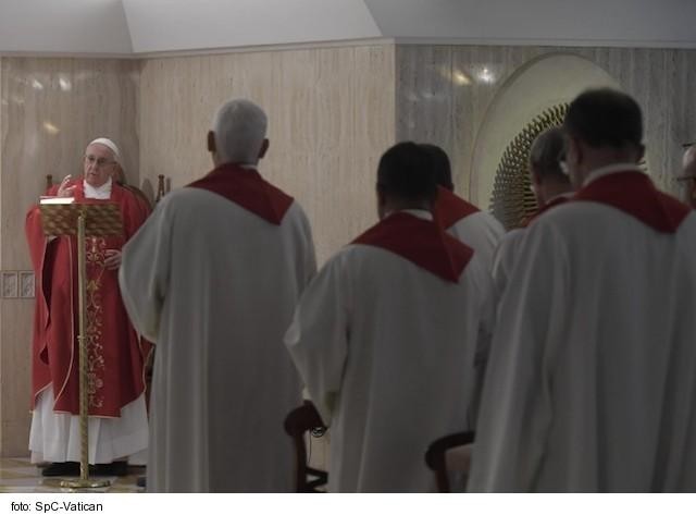 Pondelková homília: Cirkev dajú do poriadku biskupi pokorní a slúžiaci