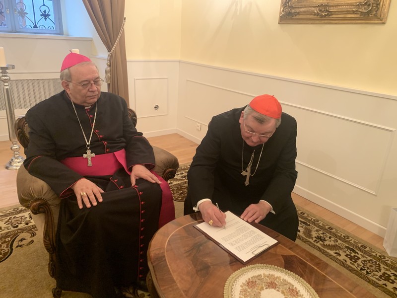 Kardinál Burke a arcibiskup Orosch podpísali vyhlásenie