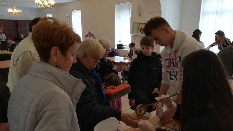 V Komárne prišlo na "pôstnu polievku" veľa dobrosrdečných ľudí