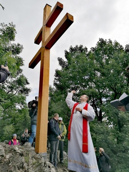 Na Záruby osadili nový dvojkríž, požehnal ho smolenický farár