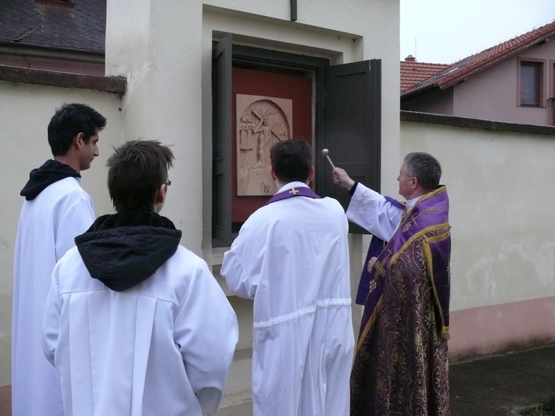 V Komárne požehnali novoinštalovanú krížovú cestu