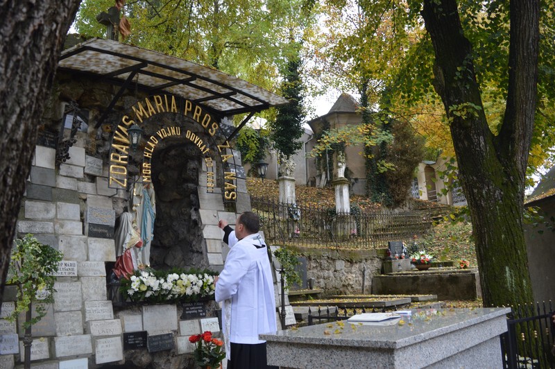 V Hlohovci na Kalvárii požehnali obnovenú Lurdskú jaskyňu