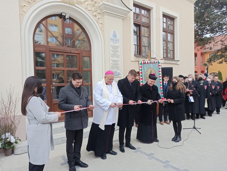 V Komárne požehnali obnovené priestory školy Marianum