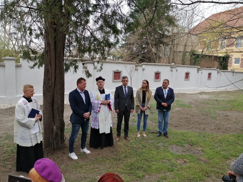 Požehnali obnovenú krížovú cestu v areáli nemocnice v Komárne