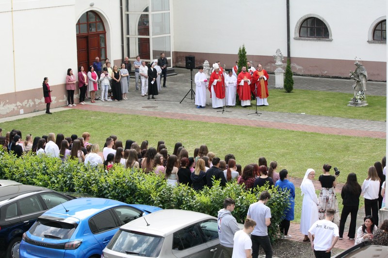 Arcibiskup Ján Orosch požehnal novoosadenú sochu sv. Jána Nepomuckého