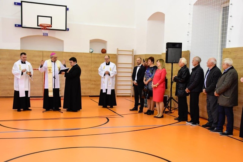 V Trnave požehnali novú telocvičnu a workoutové ihrisko