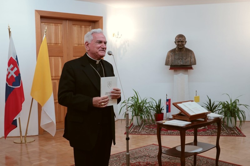 Arcibiskup Orosch na prezentácii knihy o prvej pápežskej návšteve Slovákov