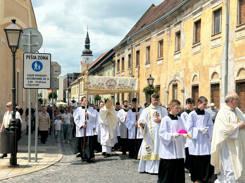 Počasie v Trnave prialo eucharistickej procesii ulicami mesta