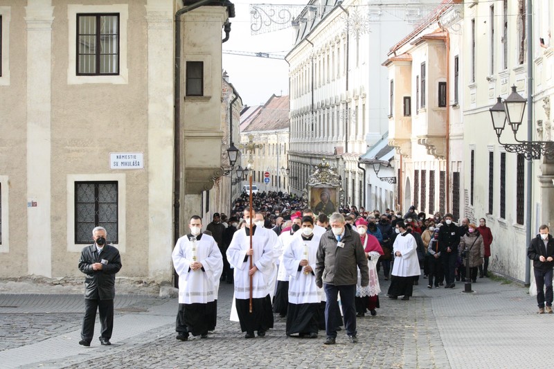 Záverečný deň Trnavskej novény 2021 vyvrcholil procesiou s milostivým obrazom