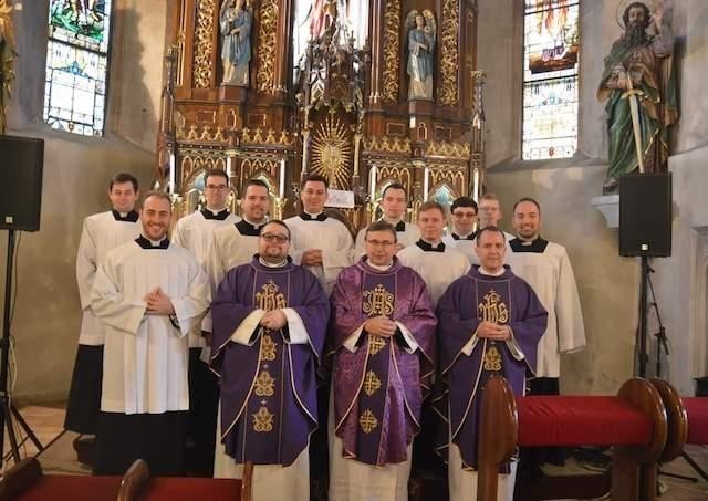 Seminaristi zo štvrtého ročníka kňazského seminára v Nitre zavítali do Hlohovca